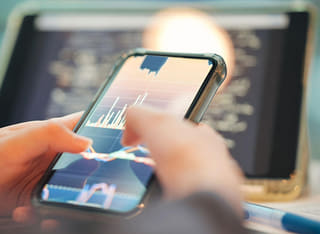 Investeerder bekijkt het transparante proces voor opname en geldoverboeking