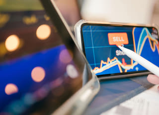 Trader op meerdere markten die Bitcoin, Ethereum en forexopties analyseert