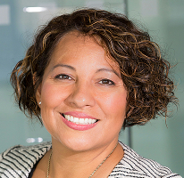 Portret van Claire Ashford, hoofd van compliance voor financiële regelgeving